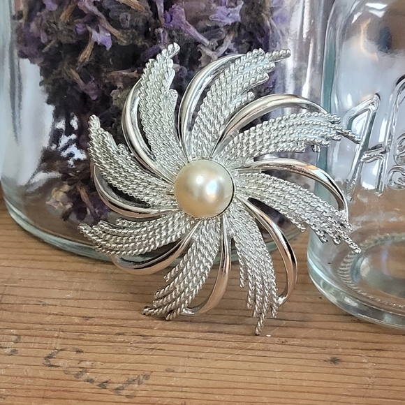 Sarah Coventry Brooch Flower with Faux Pearl Center - Picture 1 of 7